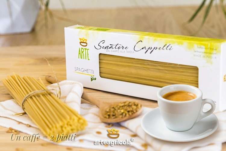 Pasta Senatore Cappelli arteagricola accanto a tazzina di espresso: un caffè vale due piatti di pasta, 0,60 euro l'uno