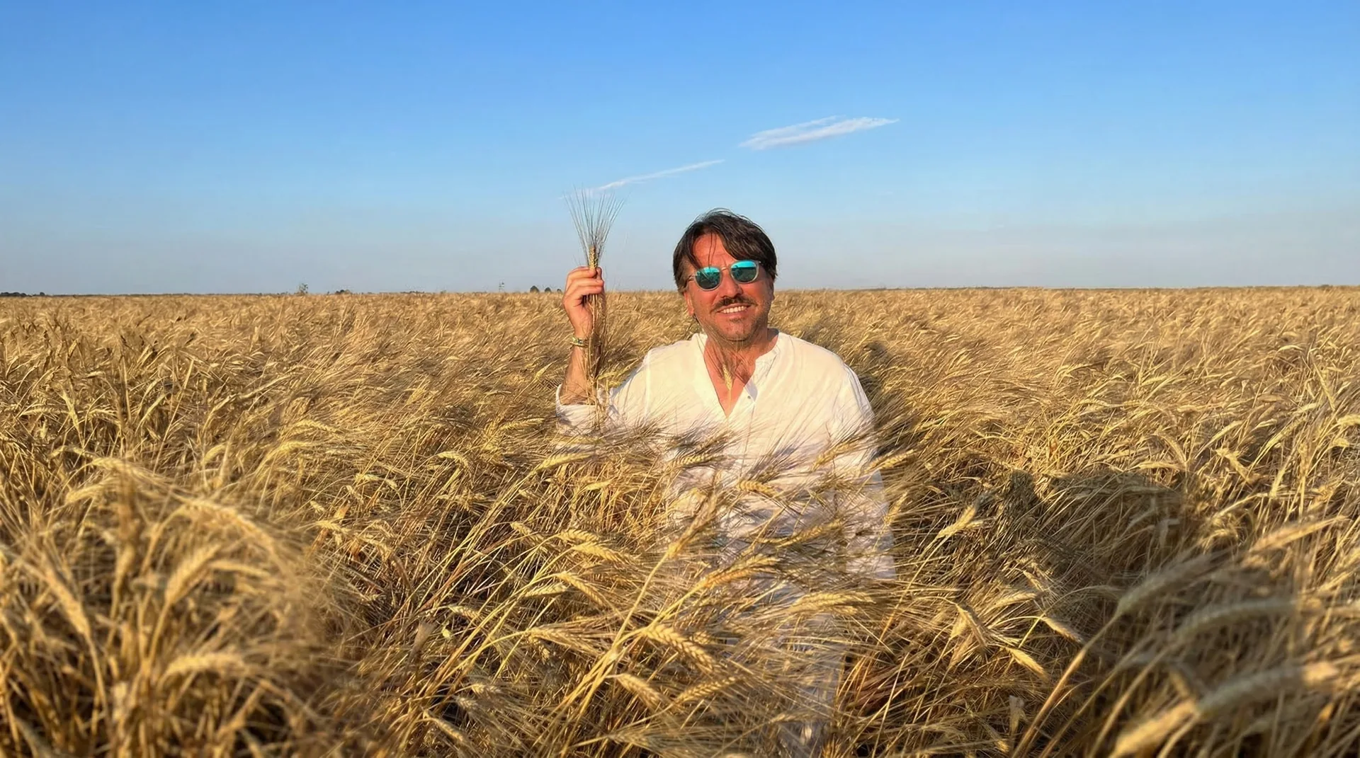 Massimo Borrelli arteagricola tra le spighe di Senatore Cappelli in Capitanata Tavoliere delle Puglie