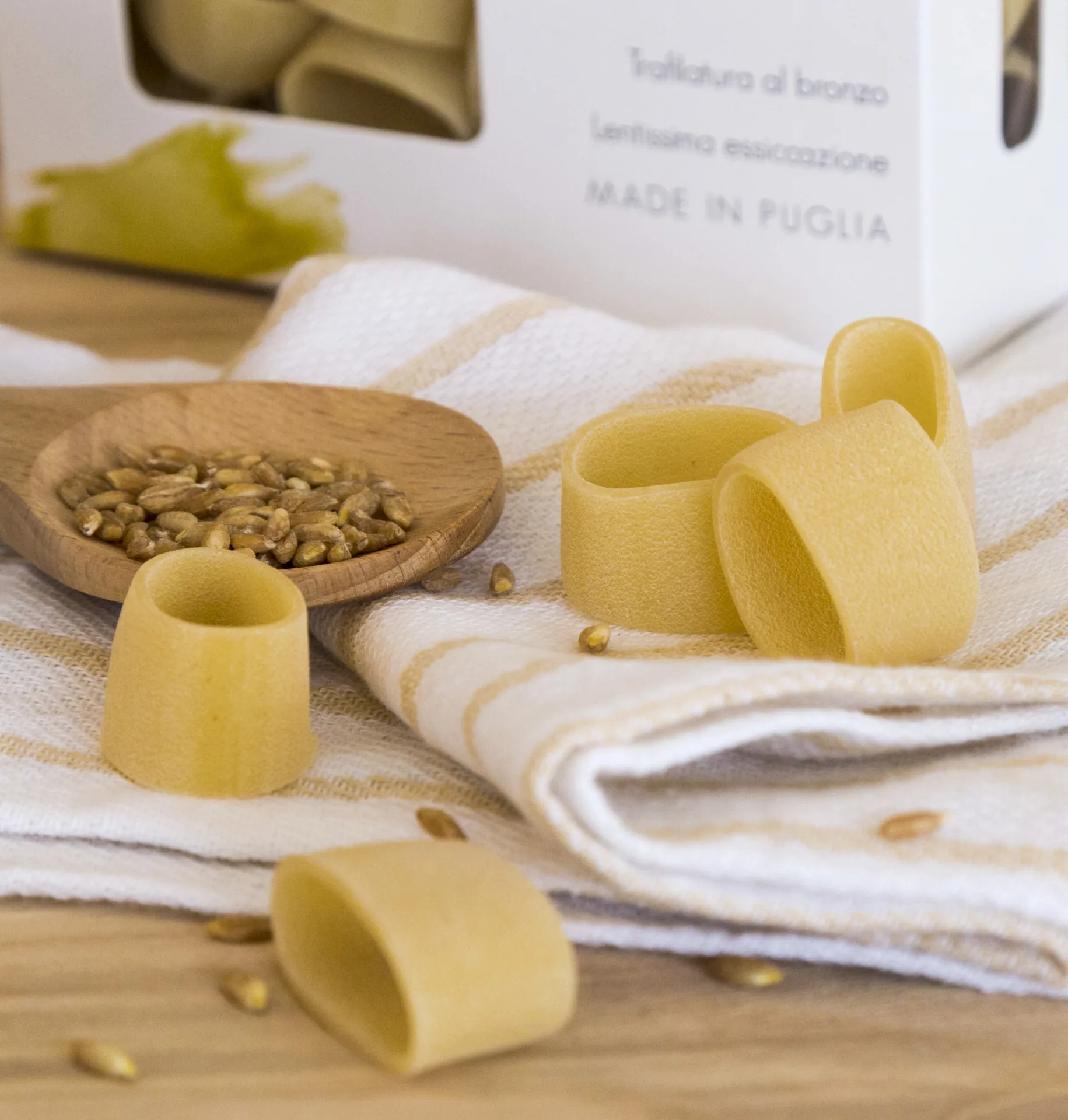 Trafila al bronzo in lavorazione della pasta artigianale arteagricola, superficie ruvida porosa