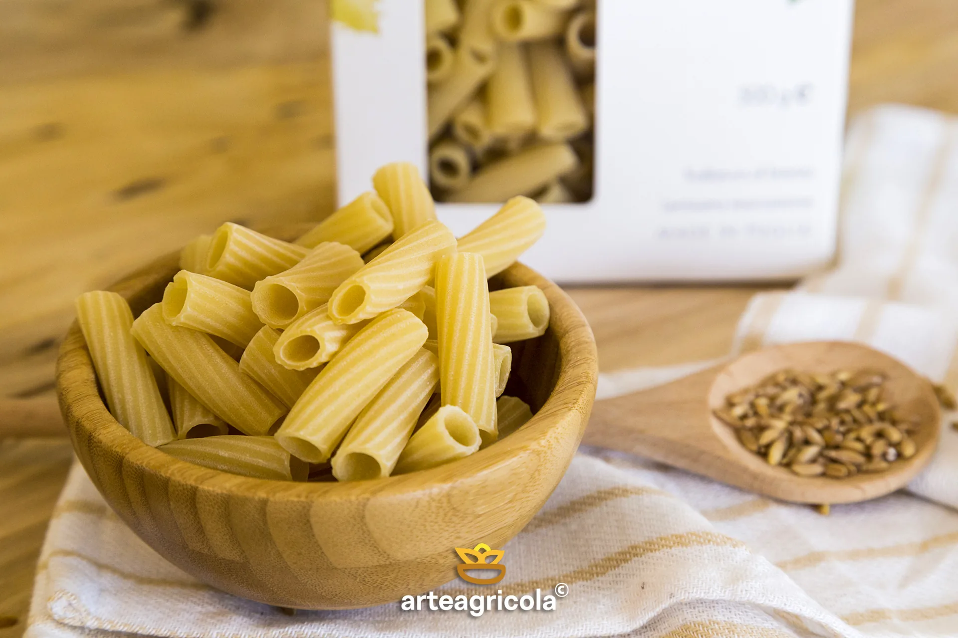 Dettaglio pasta artigianale appena trafilata al bronzo, superficie opaca e porosa